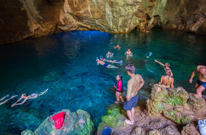 Ruta Guiada en Kayak a la Cueva de Neptuno con Baño en el lago interior